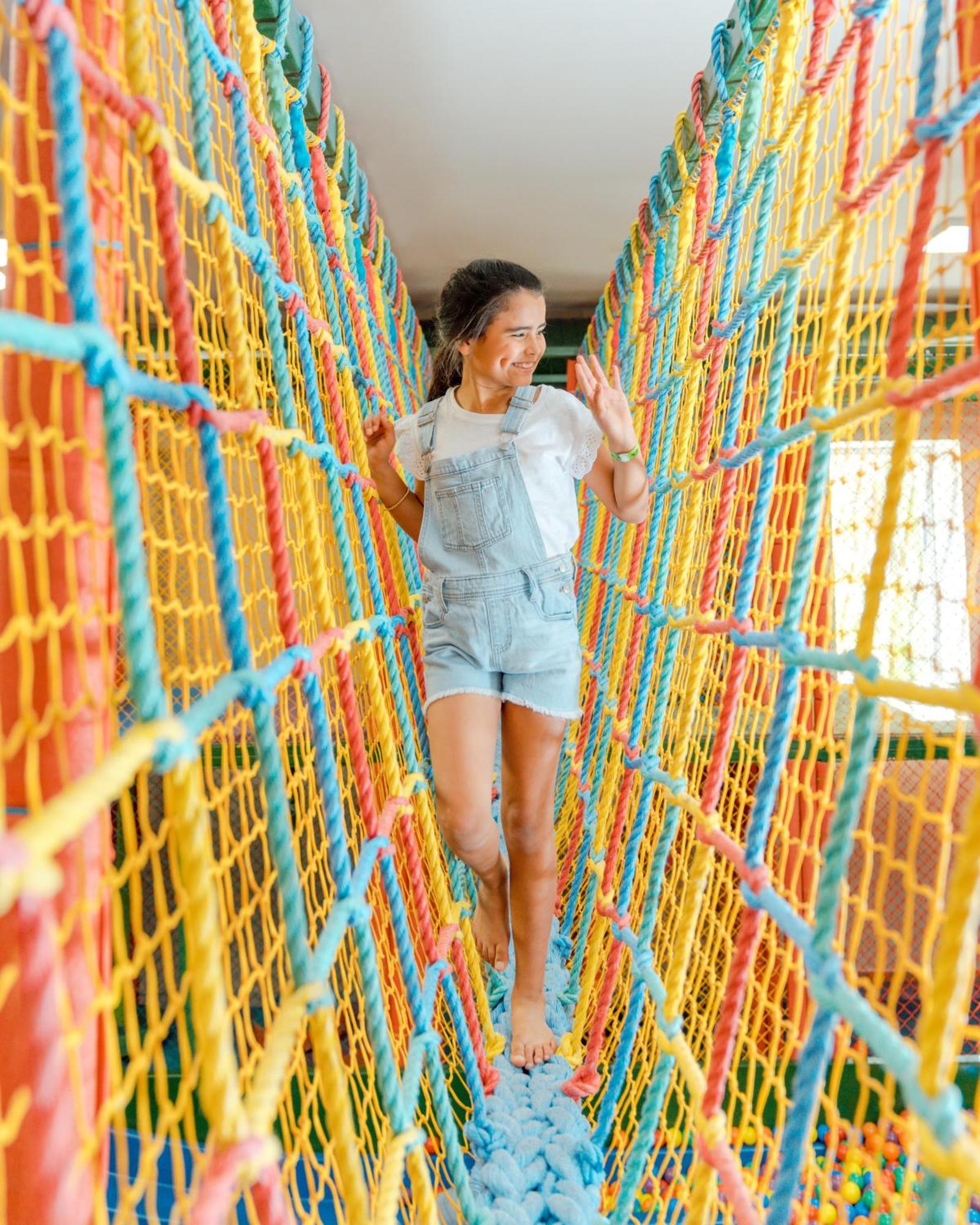 Hard Rock Hotel&Casino Punta Cana - All Inclusive Esterno foto A girl walking on a rope bridge