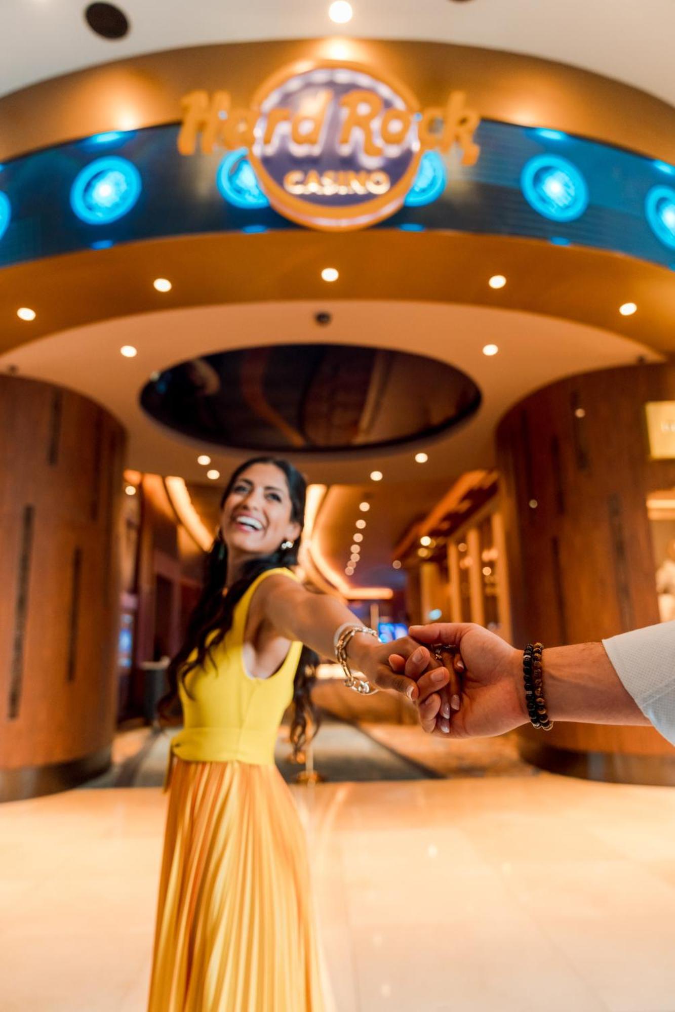 Hard Rock Hotel&Casino Punta Cana - All Inclusive Esterno foto A woman being led by a man