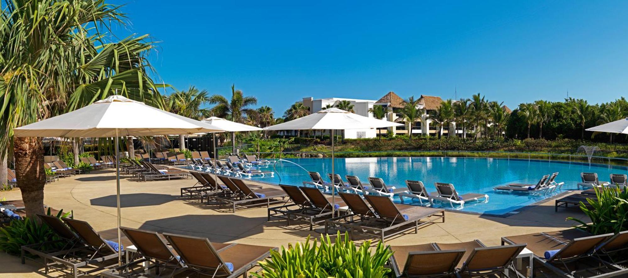 Hard Rock Hotel&Casino Punta Cana - All Inclusive Esterno foto The pool at the InterContinental Sanctuary Cove Resort